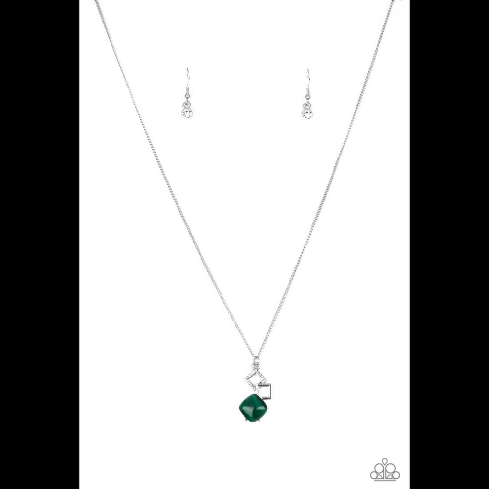 ✨3 for $10✨ Silver and green necklace